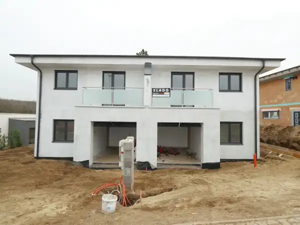 Eladó újépítésű családi ház, Mogyoród 10 szoba 288 m² 239 M Ft