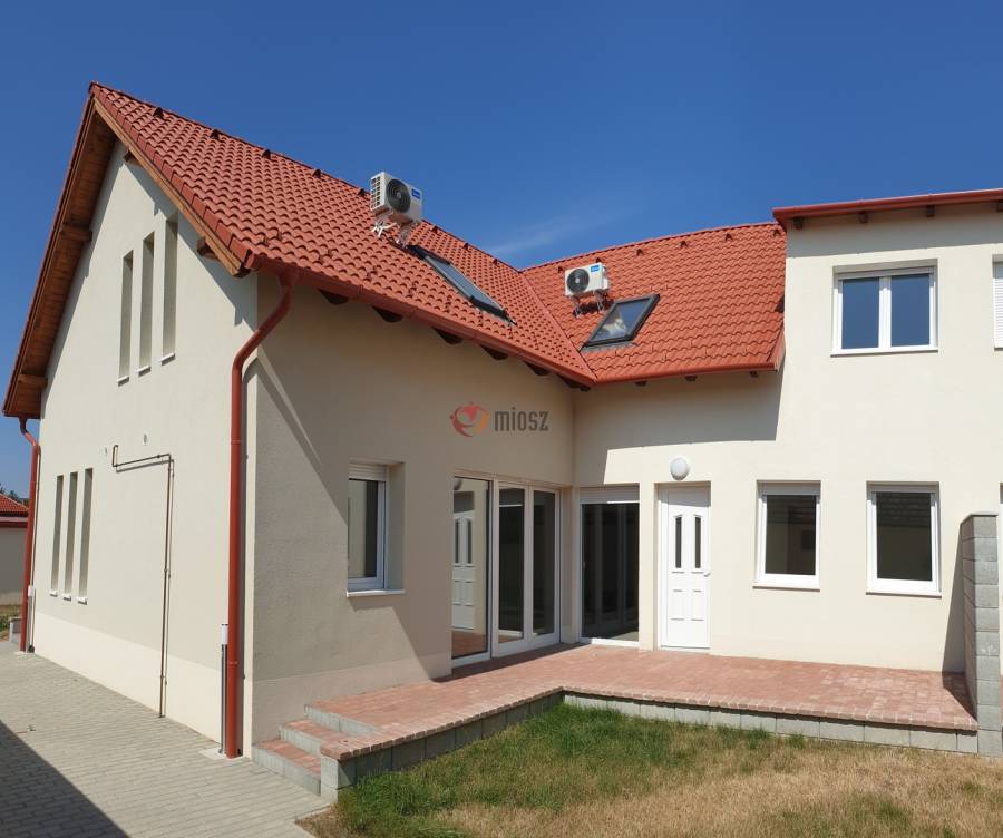 eladó újépítésű téglalakás, Paks