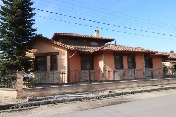 Eladó újszerű családi ház, Albertirsa 2 szoba 127 m² 130 M Ft