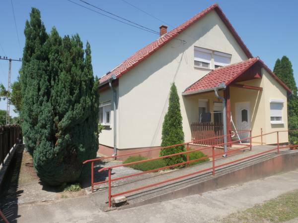 eladó újszerű családi ház, Albertirsa