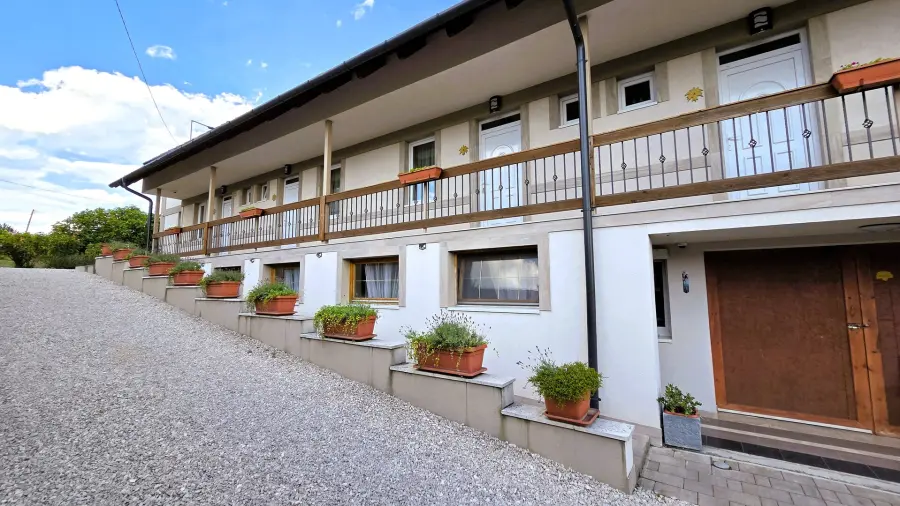 eladó újszerű családi ház, Balatongyörök
