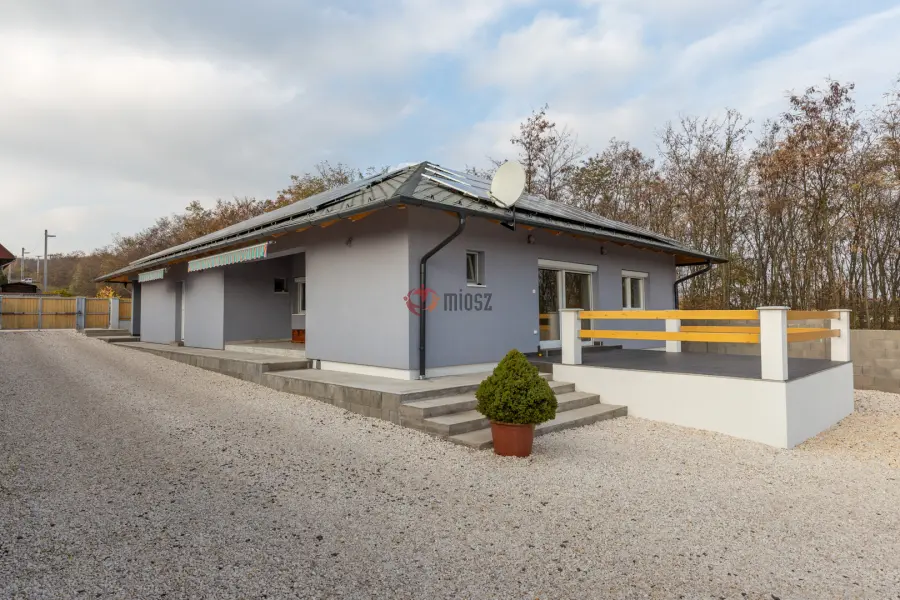 eladó újszerű családi ház, Csomád