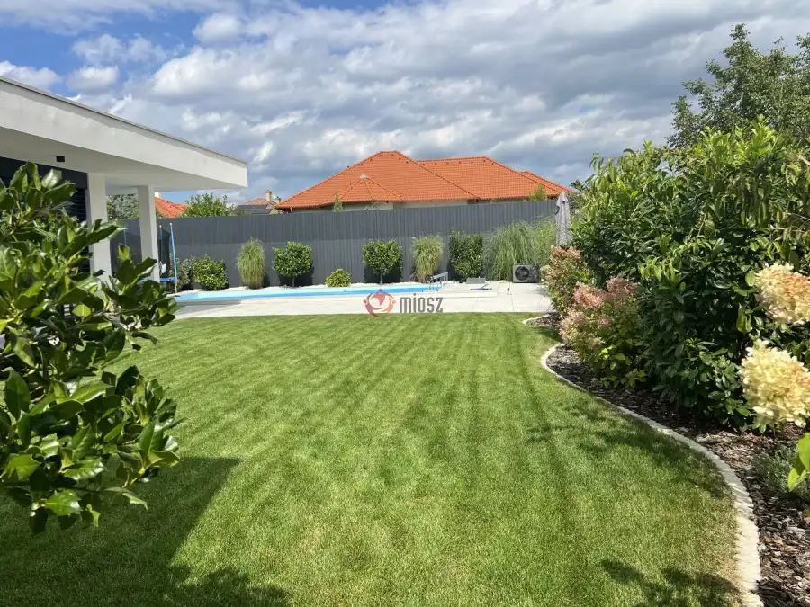 eladó újszerű családi ház, Csömör