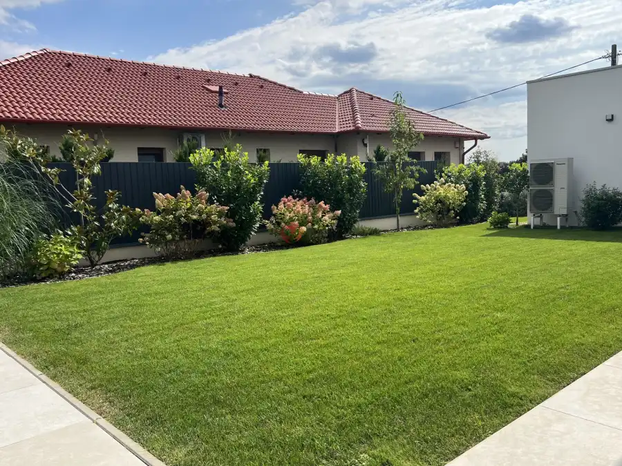 eladó újszerű családi ház, Csömör