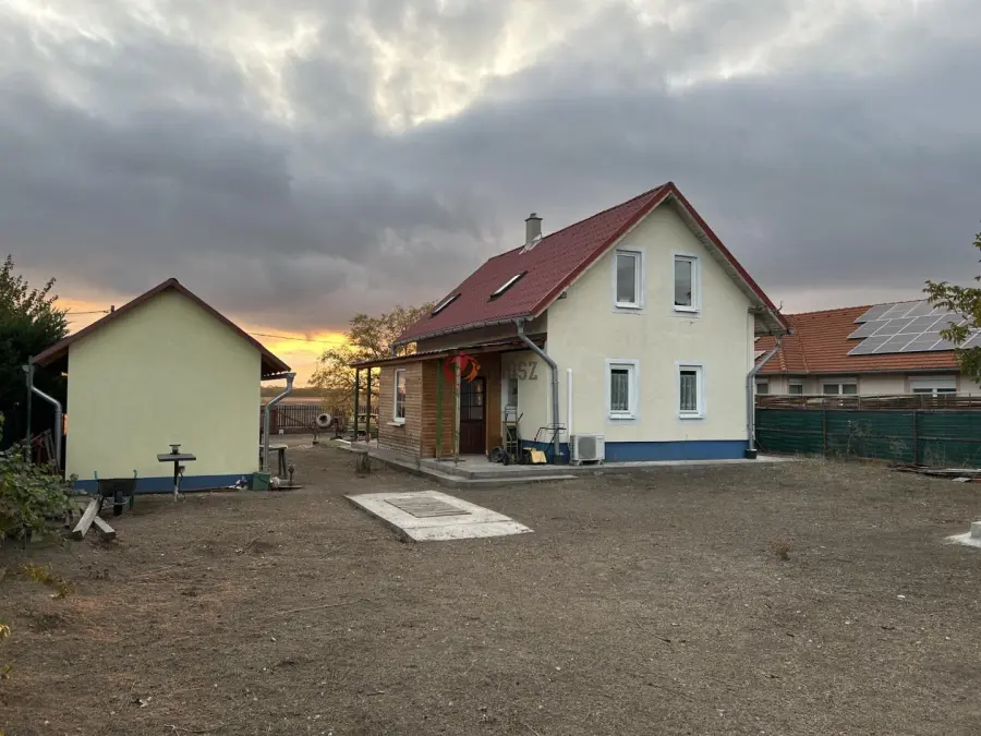 eladó újszerű családi ház, Délegyháza