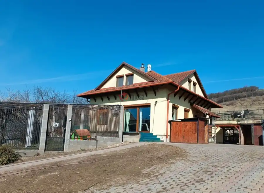 eladó újszerű családi ház, Rád