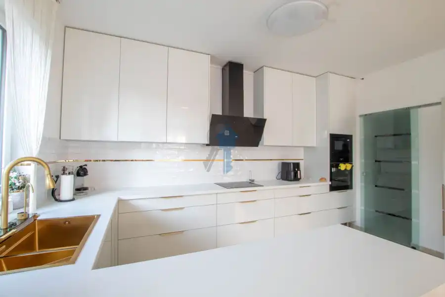 eladó újszerű családi ház, Üllő