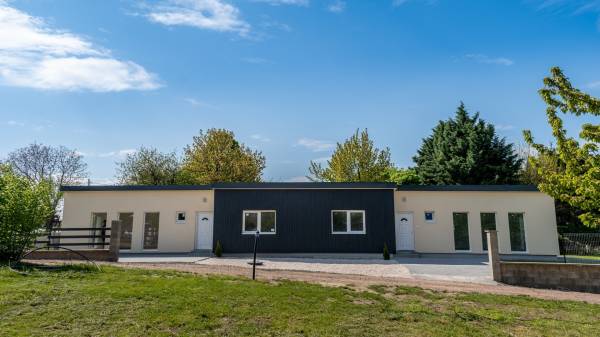 eladó újszerű ikerház, Vác