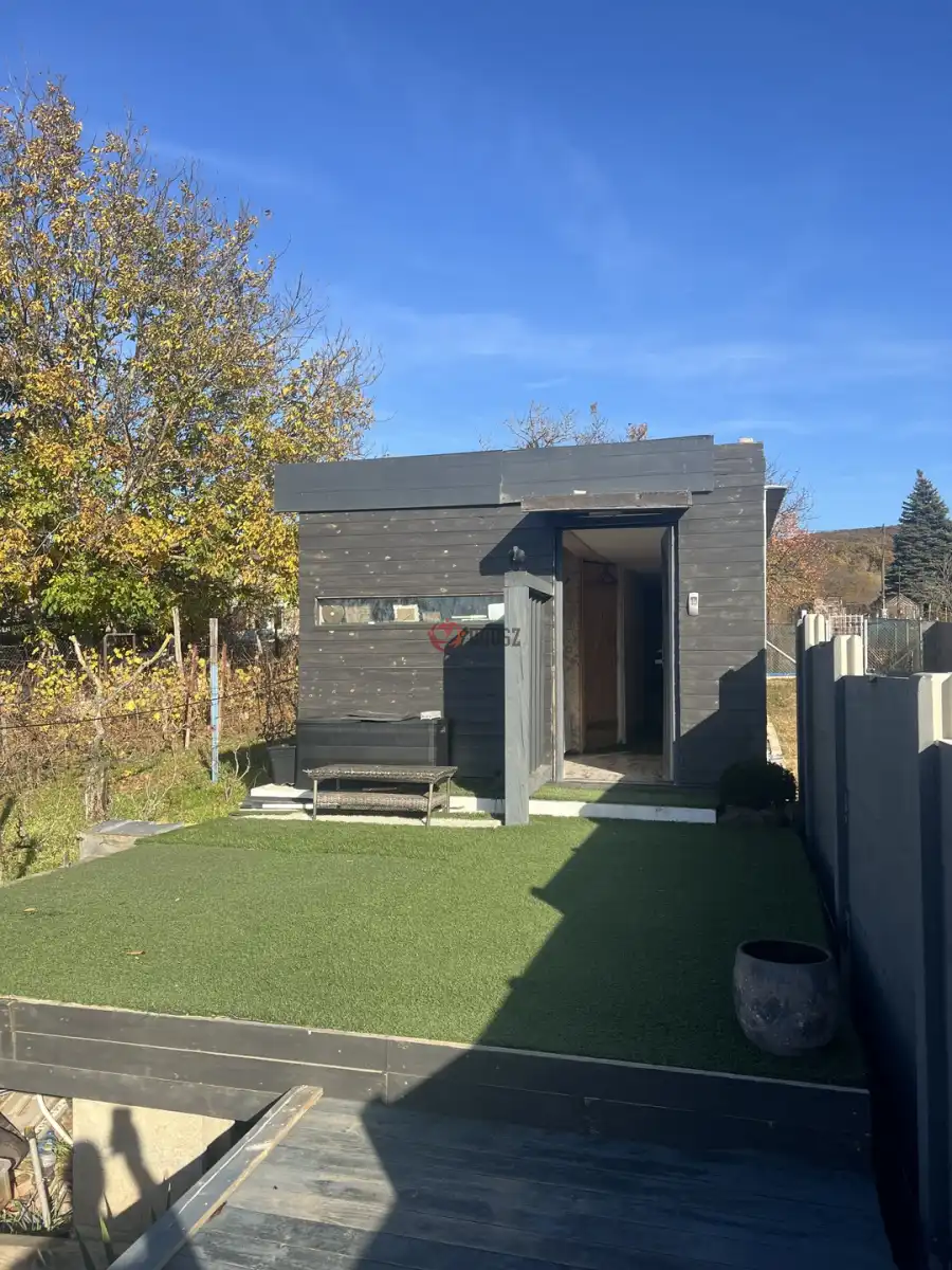 eladó újszerű nyaraló, Tatabánya