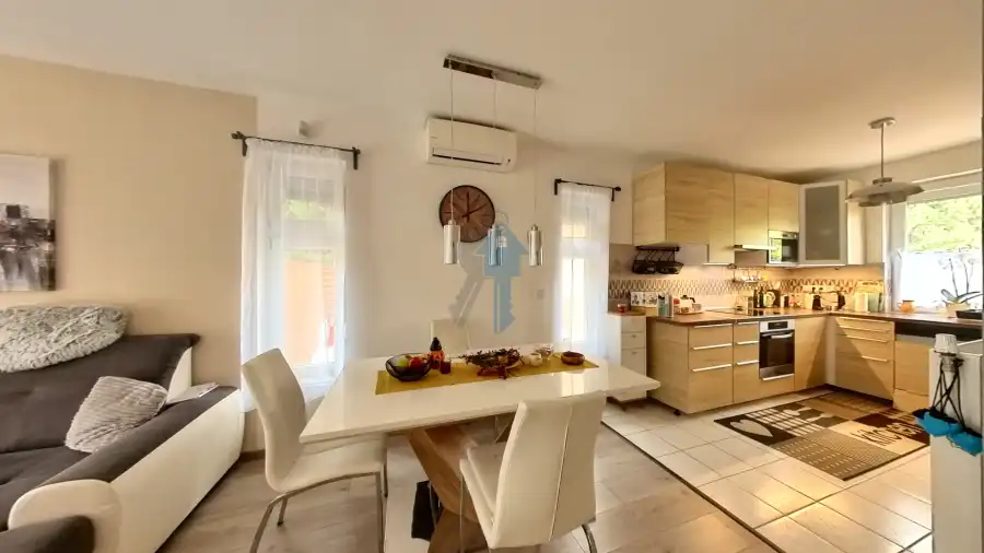 eladó újszerű sorház, Fót