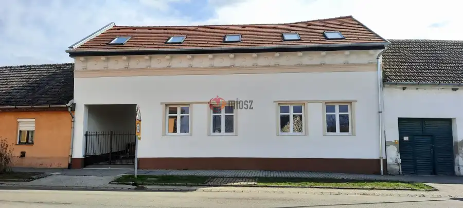 eladó újszerű sorház, Szob