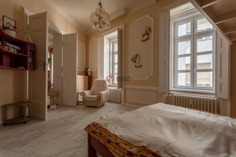 eladó újszerű téglalakás, Budapest, V. kerület
