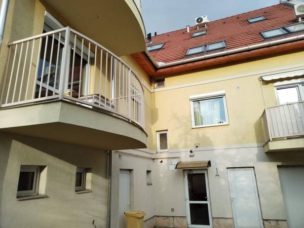 eladó újszerű téglalakás, Eger