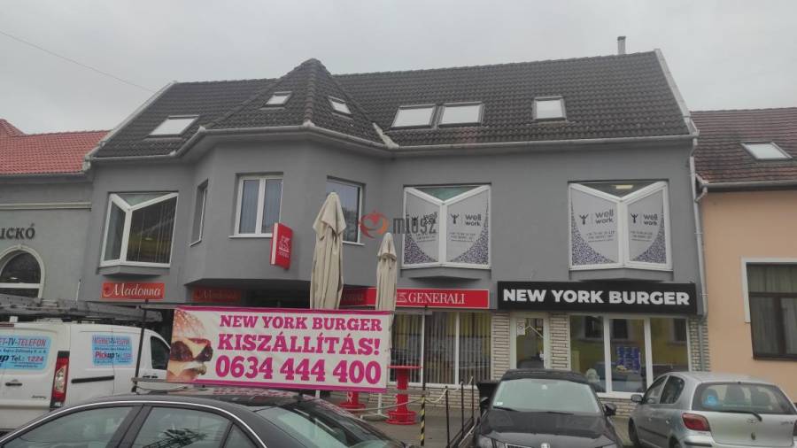 eladó újszerű téglalakás, Komárom
