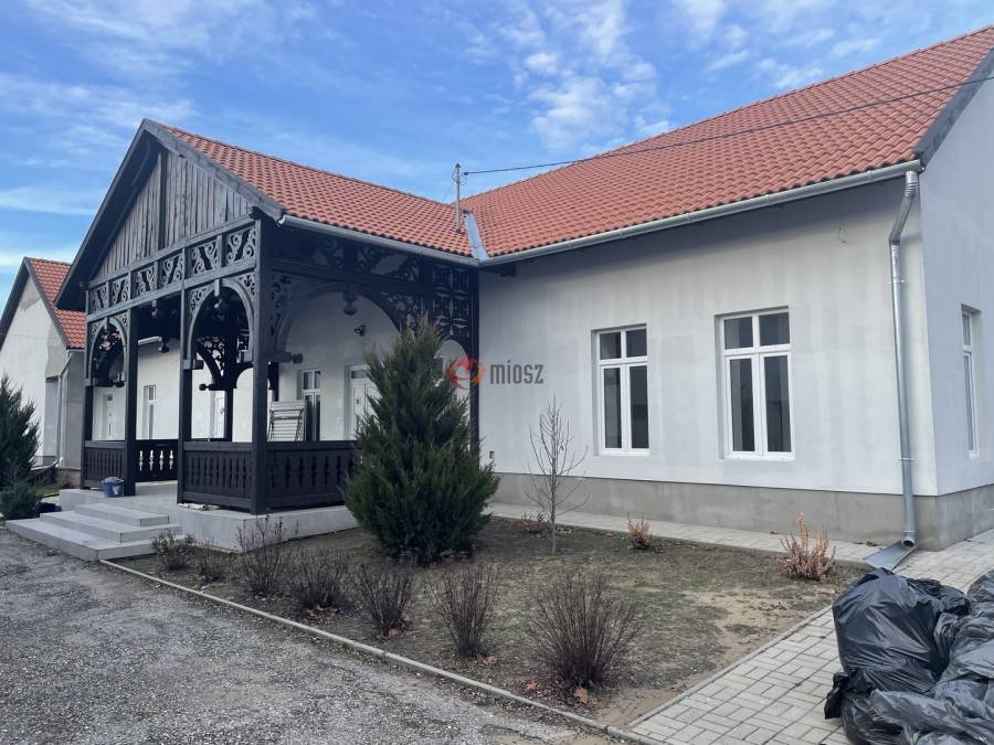 eladó újszerű téglalakás, Tápiószele