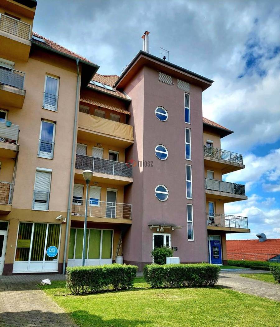 eladó újszerű téglalakás, Tatabánya