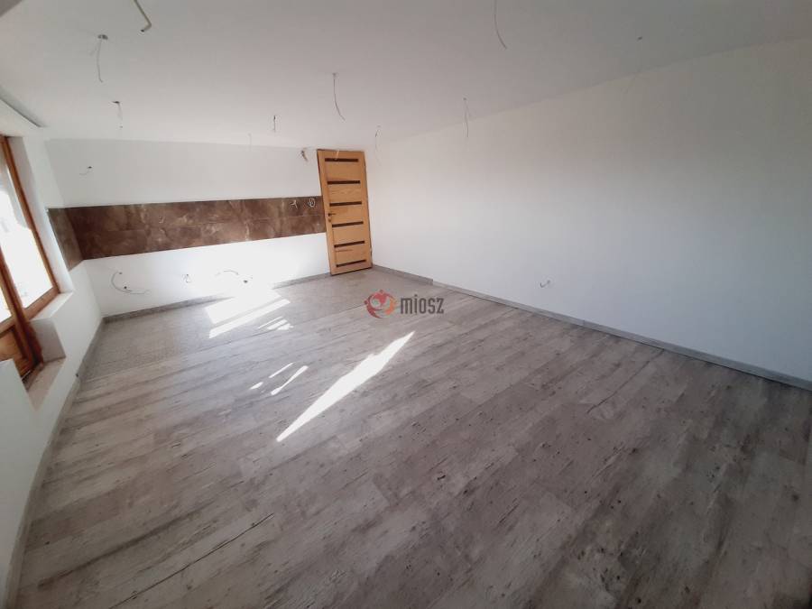 eladó újszerű téglalakás, Vác